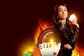 Dealer casino live membagikan kartu secara profesional di studio interaktif