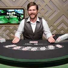 Meja permainan poker virtual siap untuk pemain bergabung dengan antarmuka mudah dilihat